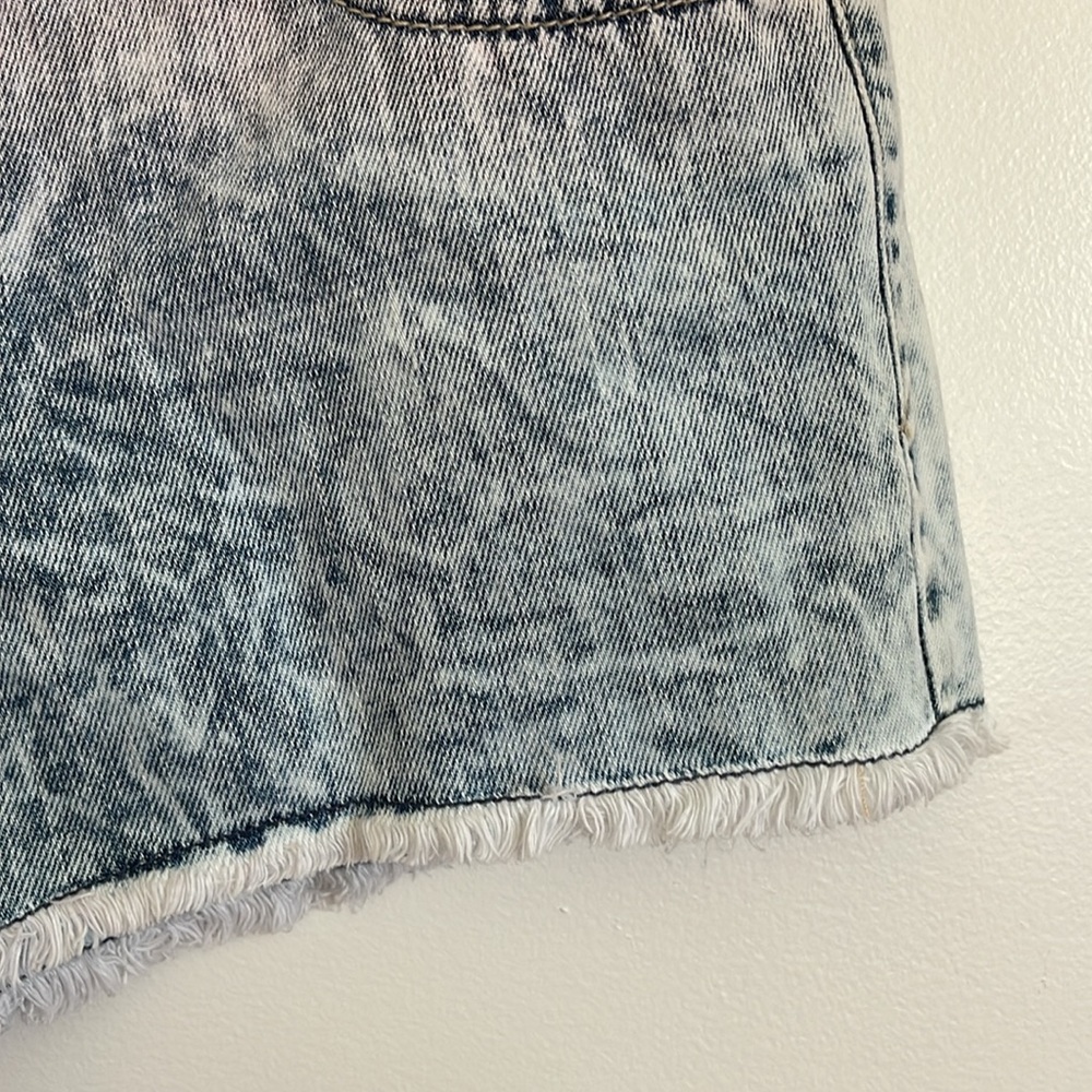 Decree Junior’s Pink Ombré Acid Wash Distressed Retro Cutoff Denim Jean Shorts - Picture 6 of 11